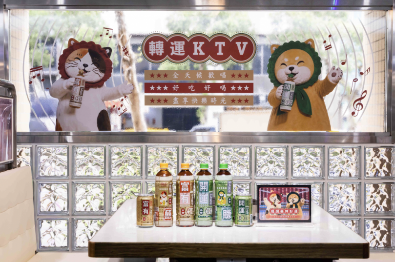 開喜玩AI也玩聯名！「喝開喜 神好運」新包裝登場　詹記變身復古KTV