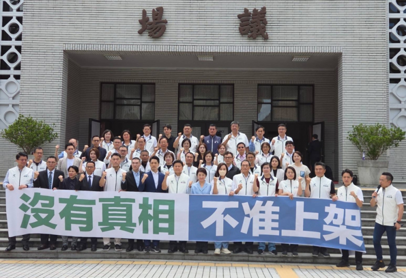 「沒有真相 不准上架！毒油害台 院長下台！」