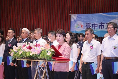 中市新學年度102位校（園）長布達、21位校長光榮退休