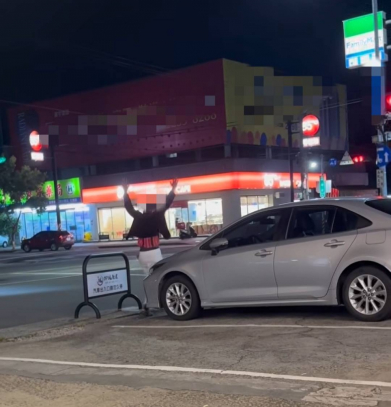 超無奈！泥醉男脫序見警舉手投降  太平警實施保護管束並依法究辦
