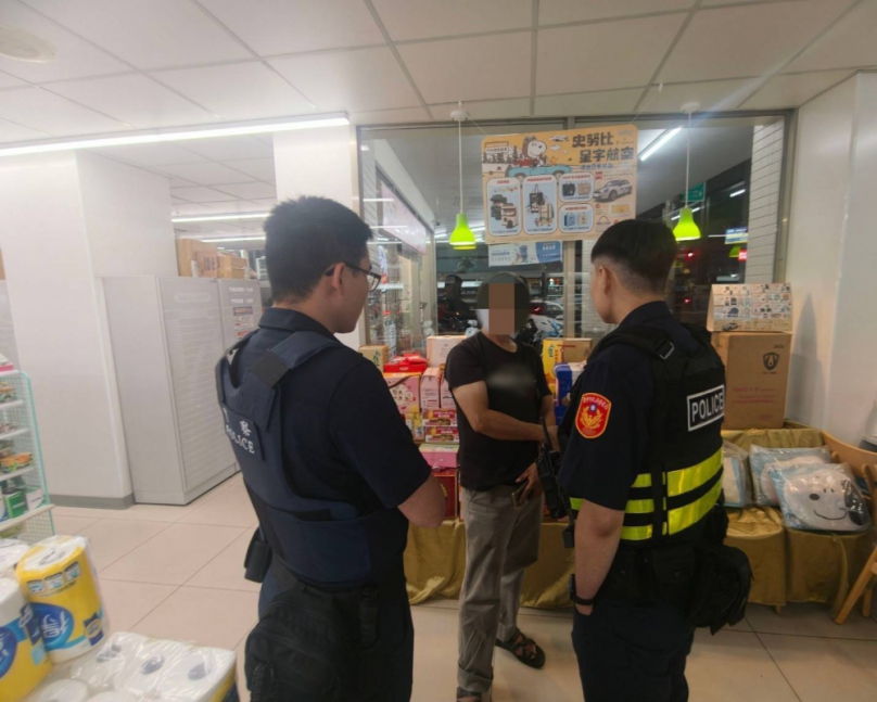 純情男跨國網戀暈船險寄出金融卡  烏日警超商聯防阻詐