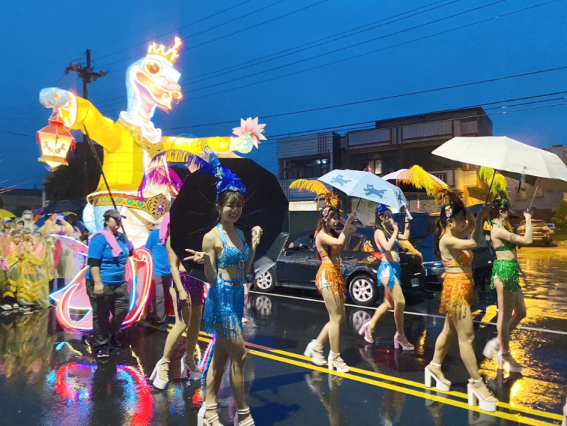 包公陣頭變身森巴舞隊！三條崙雨夜踩街展現文化新意