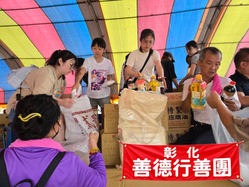 不只送物資還免費理髮！公益團隊走進水林傳遞滿滿愛心