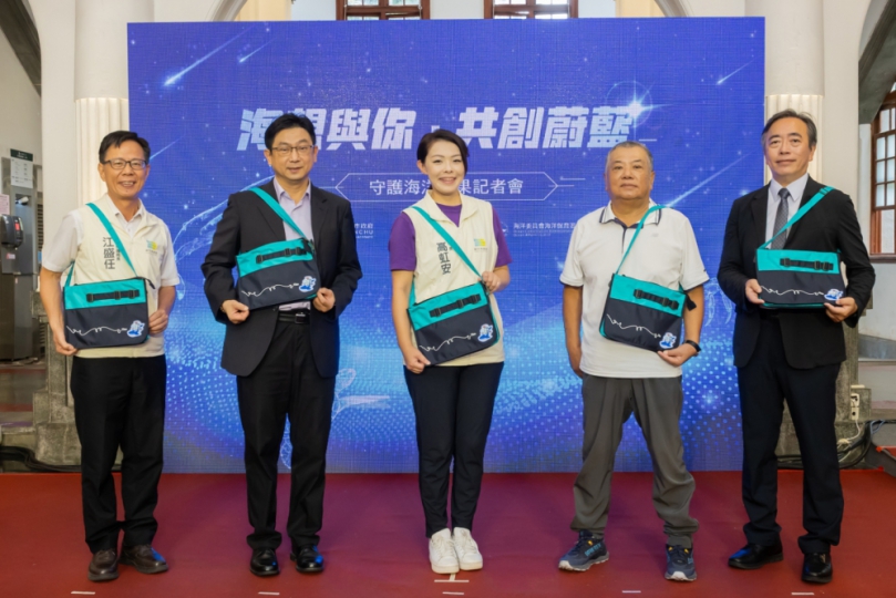 用海廢做的！新竹市發表「海風循環包」超拉風