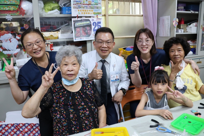 一個鑰匙圈串起祖孫情！虎尾失智長輩與學童同手作超暖
