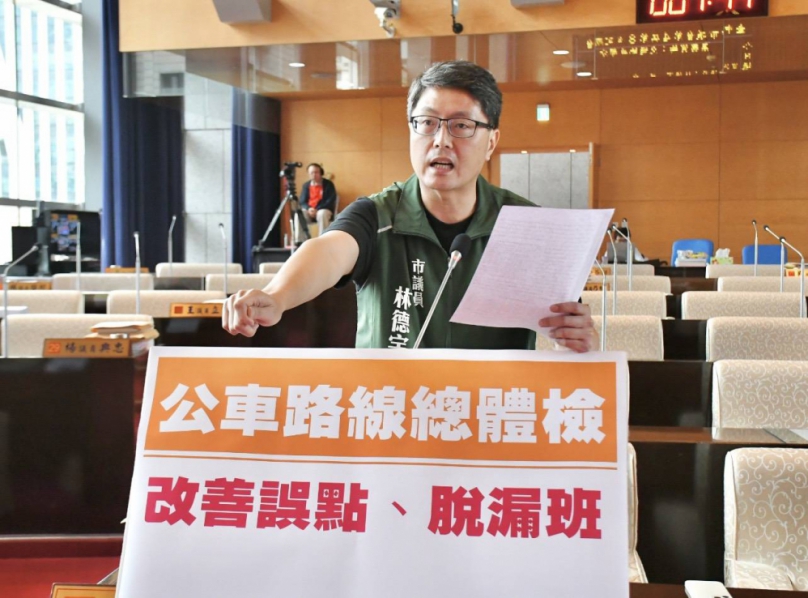 針對台中市公車異常發車脫漏班班次大幅增加  民進黨台中市議員林德宇要求交通局全面盤點公車路線，並優先因應下週開學的學生搭乘高峰期