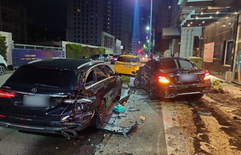 男開賓士車自撞路邊   車輛駕駛酒測超標警依法送辦
