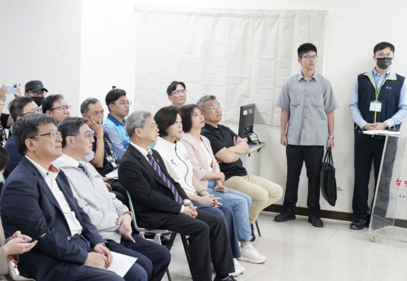 行政院長卓榮泰視察台中火力發電廠何欣純陪同盼中央地方合作全速「以氣換煤」
