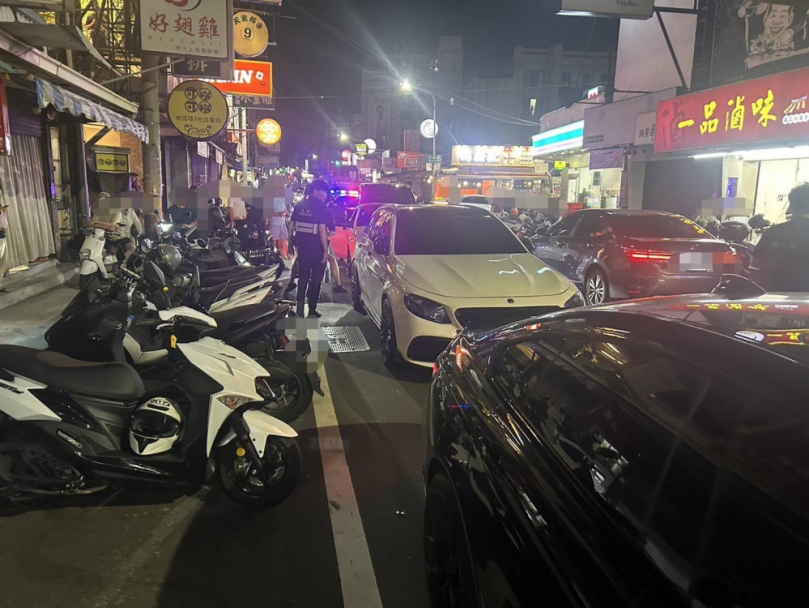 中市沙鹿區北勢東路出現車輛聚集違停清水警方獲道前往查緝開出七件罰單
