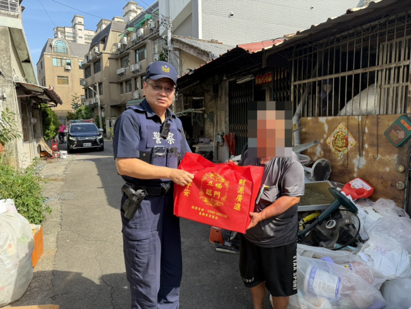 馬岡所長攜手代天府薛三媽廟與天地宮，中秋送暖關懷轄區長者