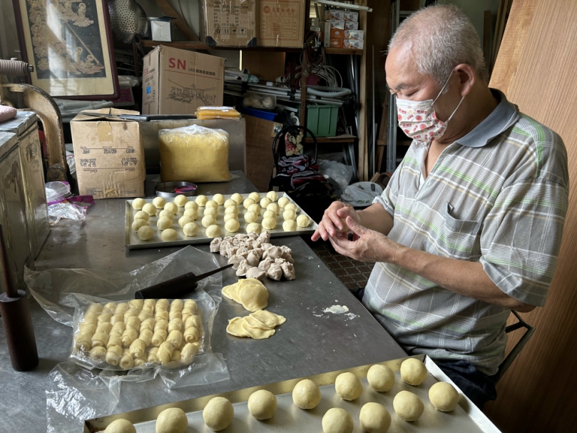 新協記餅屋老師父顏朝星良心捏製月餅好吃價格便宜
