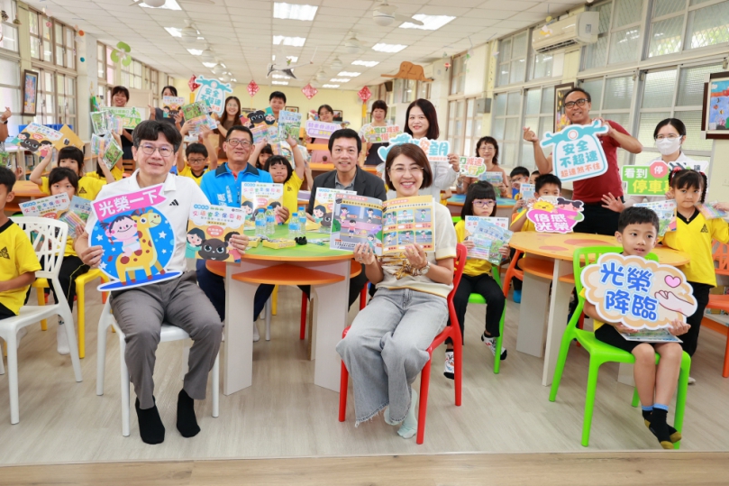 縣府推在地化教材讓交通安全變好玩 許縣長陪學童玩桌遊認識道安（圖2縣府提供）