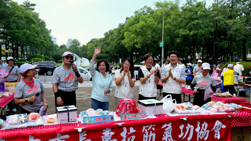 千人拉筋迎18週年　民進黨台中市長候選人、立法委員何欣純：讓長輩健康、快樂、一起慢老