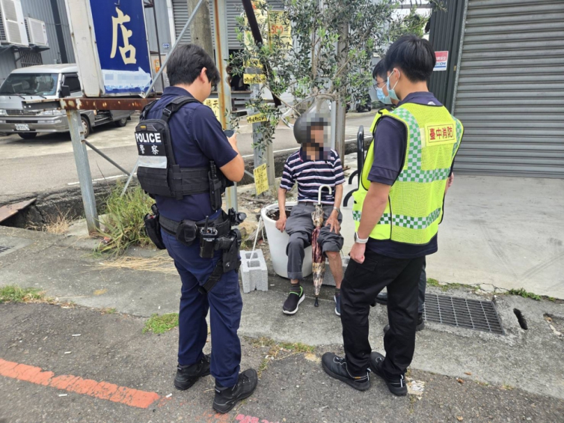 為赴親友最後一程    94歲翁力竭倒地幸遇潭子警相助