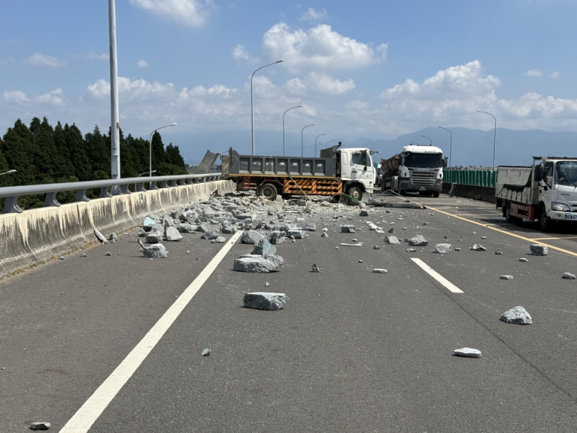 驚險！大卡車失控撞護欄翻覆　廢棄物滿地再釀撞警車