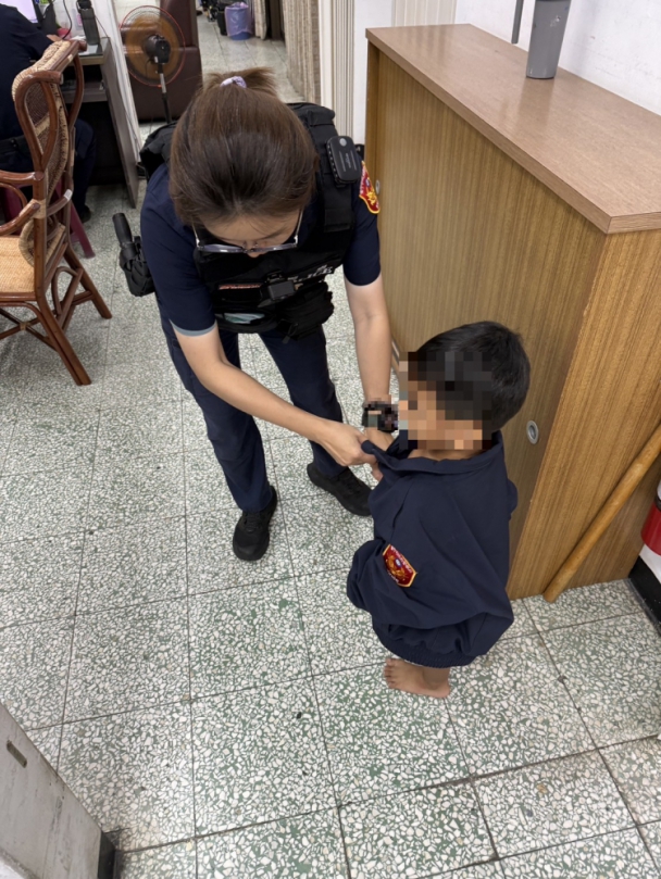 幼童上身赤裸光腳夜出尋父迷途清水女警幫披「帥氣警察制服」護身尋獲家人