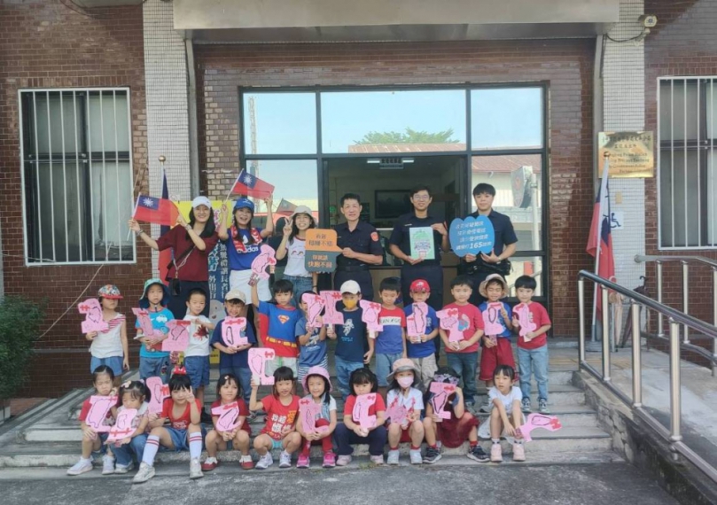 國慶日前學童社區巡禮參訪派出所  體驗一日波麗士