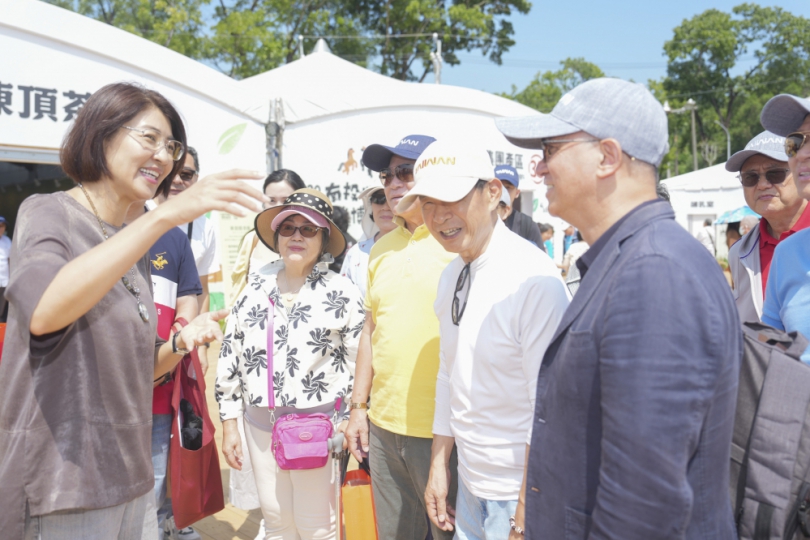 港澳踩線團乘「台灣好行」暢遊南投之美 逛茶博巧遇許縣長 大讚南投好茶 （圖3縣府提供）