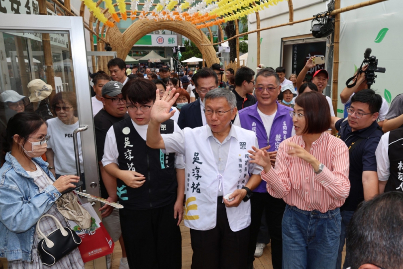 許縣長陪「柯P」柯文哲逛茶博 粉絲如潮爭相合影熱度旺（圖2縣府提供）