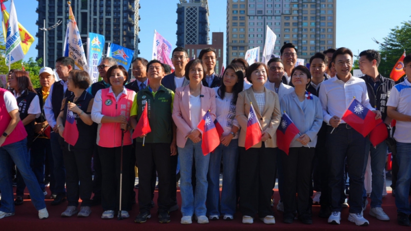 中市府國慶升旗湧「追欣族」！民進黨台中市長候選人、立法委員何欣純與市民手持國旗  祝福台灣順遂、台中平安大步向前