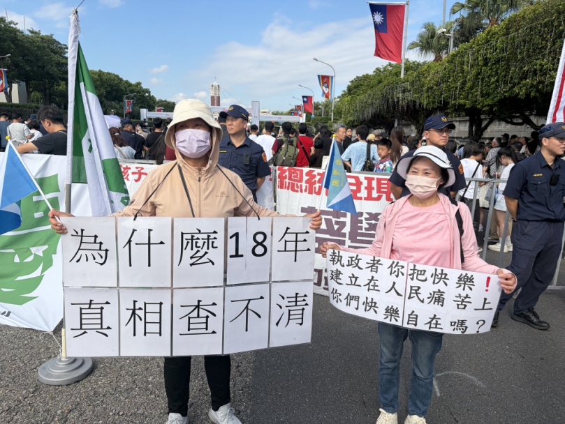 人類最偉大的就是母愛蔡媽媽痛苦奮鬥了18年