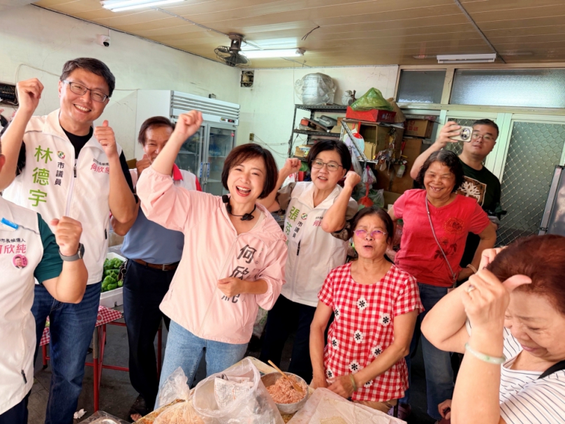 國慶連假最後一天逛早市！民進黨台中市長候選人、立法委員何欣純返大里拜票　攤商熱情盼「屯區大里出市長」