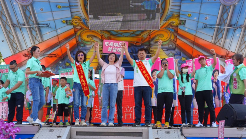 民進黨台中市長候選人、立法委員何欣純母雞挺小雞連跑4場競總成立  帶領台中隊全力拚勝、六星福利顧全家