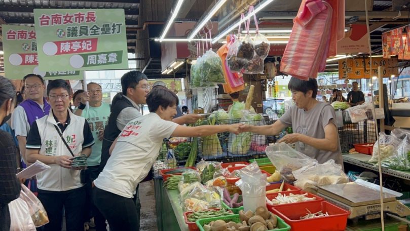 陳亭妃偕同嘉義市候選人周嘉韋. 林建南. 沈震南及議長代表邱麗麗前往北區