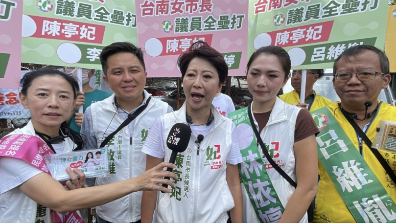 陳亭妃偕議員候選人守法安平. 金華市場