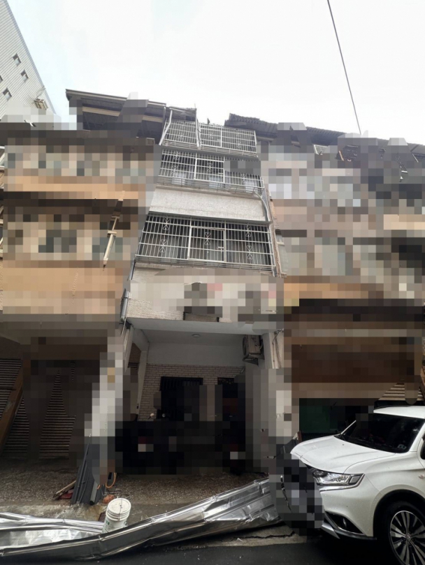 強風吹落民宅頂樓鐵皮清水警即時拉封鎖線並協助排除危機
