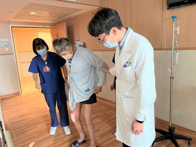 水電師傅台中慈濟治疼痛 輪換膝關節救回行動力