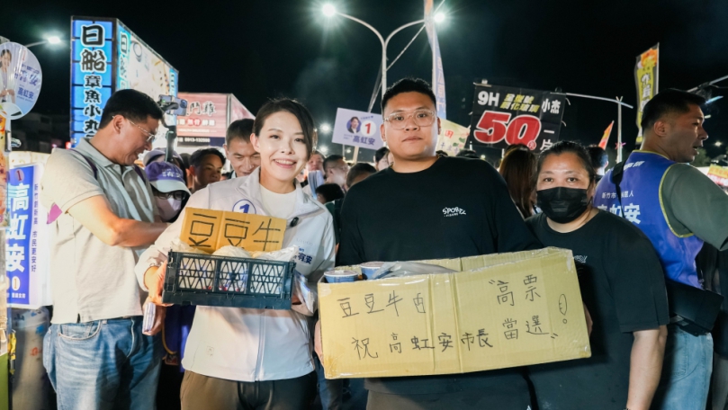高虹安迺夜市兼拜票    圈粉要求簽名合照