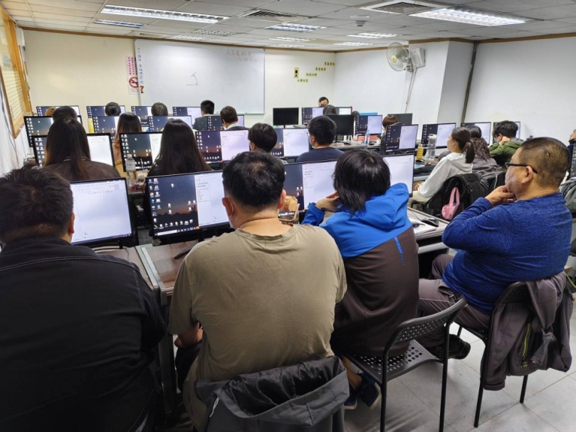 從設計跨入資訊分析、由倉管轉行工程師！職業訓練助民眾跨域就業開創職涯新局