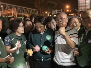賴清德台中造勢會場收三隻小豬  支持者傳達期待和信賴