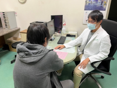 長期過敏與鼻中膈明顯的彎曲與下鼻甲黏膜肥厚  導致長期鼻塞  衛福部嘉義醫院鼻部微創手術  還你暢快呼吸