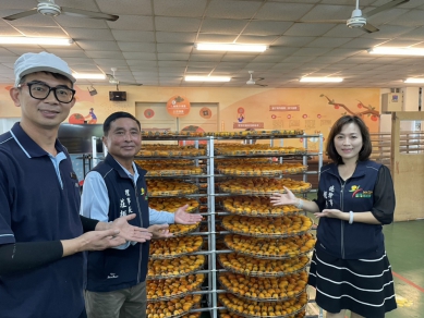 番路頂尖筆柿餅六日開賣  詢問電話不斷  農會飲冰柿茶集全力趕工製作