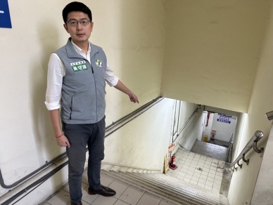台中廣十停車場髒亂電梯壞  民進黨台中市議員黃守達批成三不管地帶