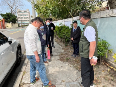 台中大甲華龍國小人行道破損崎嶇、又狹窄   民進黨台中市議員施志昌爭得二千二百萬元改善工程費  下週三動工、年底完工