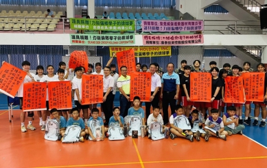 蔡岳儒力挺偏鄉學子排球夢　護具捐贈為北港球隊助力