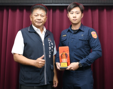 胡汶佑忍痛英勇制伏竊嫌   李文章公開表揚豎指稱讚