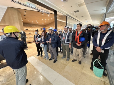 新光三越2月21日起依備查計畫辦理人員暫時進出及外牆附掛物緊急搶修   中市府要求業者依規確實執行