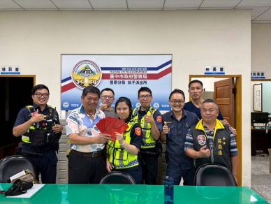 為慰勞員警辛勞、台中市翁子派出所警友會站長李宜峰、呂添德幹事等、於中秋節前夕代表全體副站長及顧問前往派出所、慰勉基層員警勤務辛勞、並致贈中秋節禮券、表達深切感謝與敬意