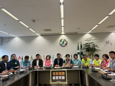 台中市議會民進黨團抨擊中央在努力防堵疫情，台中市府卻以荒謬操作一再拖後腿  盧秀燕聲稱「市府與中央並肩作戰，以最高強度防疫標準嚴守防線」與市府實際作為形成強烈對比