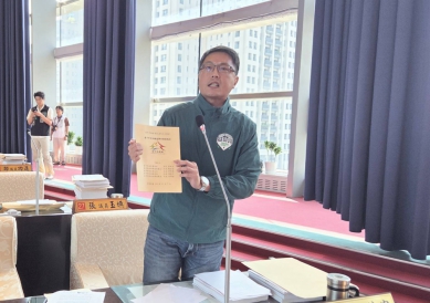 針對非洲豬瘟專案報告  民進黨市議員林德宇痛批，盧秀燕市長「拒不承認做錯事」，道歉是假的   並要求經發局對後續相關補助在三天內盡速完成造冊，不要讓攤商還在等待