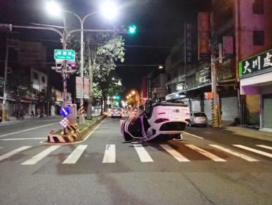 女子開車不慎自撞分隔島造成翻車二人受傷