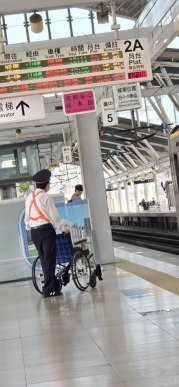 台灣鐵路局推出的「進站至出站全程輪椅免費服務」廣獲民眾好評、成為無障礙交通服務的典範、此項服務專為行動不便的旅客設計、從車站入口開始、便有專人協助輪椅接送、全程陪伴至列車上座位、抵達目的地後再協助出站、讓長者、身障者及臨時受傷旅客無需擔憂移動困難。