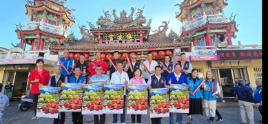 立法院國民黨籍立委楊瓊櫻今（23）日在台中市后里區鎮安宮前廣場舉辦「2026年水果月曆發放活動」現場發放印有台灣優質水果圖案的實用月曆、吸引上百位鄉親熱情參與、楊瓊櫻表示：台中為台灣重要水果產地、盛產椪柑、葡萄等優質農產、此次月曆設計特別融入在地特色、不僅宣傳台灣農業之美、也盼提升民眾對國產水果的認同與支持。