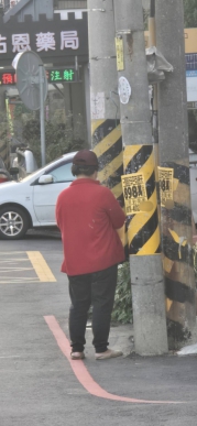 台中市后里地區經常有一女士在主要幹道電線桿上大量張貼房地產廣告、嚴重破壞公共空間整潔與市容觀瞻。