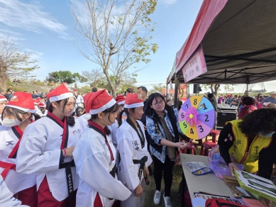 聖誕闖關嗨翻天！烏日家防官手作轉盤　聖誕嘉年華成排隊熱點