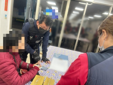 網戀「香港情郎」甜喊代收包裹  烏日警護送癡情婦贖回珍藏黃金